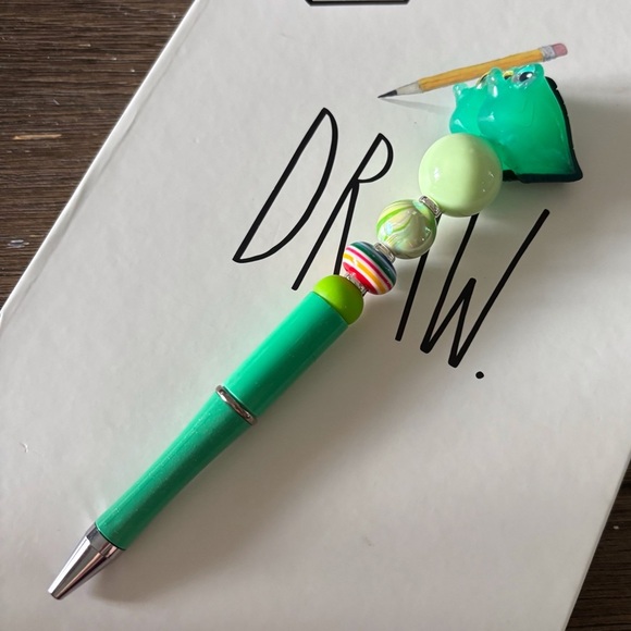 Disney Doorables: The Little Mermaid: Eels Flotsam & Jetsam handmade beaded pen - Picture 3 of 3